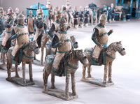 Набор статуэток почетного эскорта Династия Мин (1368—1644). Керамика; скульптурная моделировка, поливная глазурь. Шанхайский музей