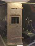 Дверь от одиночной тюремной камеры
