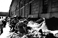 Засыпка песком цоколей библиотечных зданий. 1941
