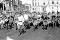 Парад на Дворцовой площади в честь возвращения Ленинградской гвардии, военный оркестр. 8 июля 1945