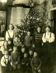 Неизвестный автор. Дети у новогодней елки. Горький, 1940 г.