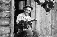 Писатель М.М. Пришвин с собакой Жулькой, фото 1940-х гг. из собрания дома-музея М.М. Пришвина в Дунино