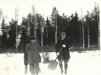 И.Е. Репин и Ф.И. Шаляпин на пруду в Пенатах. 1914