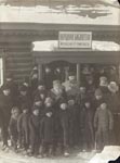 Л.Н. Толстой с родными и знакомыми на открытии народной библиотеки. Фотография И.А. Савельева. 31 января 1910 г. Ясная Поляна.