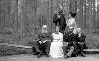 © Дачный архив семьи Толстых. Иван Иванович Толстой (старший) с семьей. 1910-е