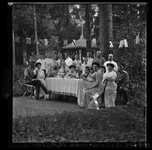 © К.И. Коссе Карл Иванович с супругой и гостями за накрытым столом на даче в Дудергофе. Санкт-Петебургская  губерния,1911
