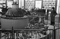 В Партизанском зале Музея обороны Ленинграда. Экскурсанты осматривают оружие партизан