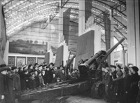 Посетители в зале Победы Музея обороны Ленинграда. 2 мая 1948 года. ЦГА КФФД