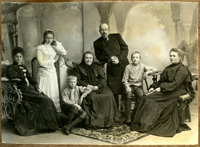 Семья Опариных. В центре стоит отец - Иван Дмитриевич, справа мать - Александра