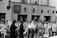Анатолий Гаранин. ''На площади перед Театром во время премьерного показа спектакля «Десять дней, которые потрясли мир». 1965 год.