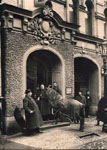 Дрессировщик Л. Росси с лошадью Эмиром у входа в контору газеты 