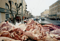 Грузовик с мясом на фоне улицы. Свердловск, март 1991. Николай Игнатьев © Gallery.Photographer.Ru