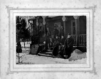 Фотография семьи А.П. Чехова и гостей на веранде мелиховского дома. Март, 1892 г. 