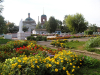 Мемориальная площадь перед зданием Граховского районного краеведческого музея им. Ашальчи Оки