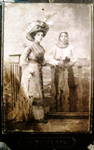 Дочь купца Канаровского (слева) со служанкой. 1915 г.