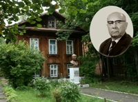 Фотоколлаж. Н. В. Мельников на фоне Дома-музея его имени