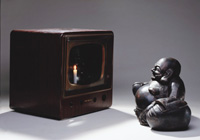   :   (Buddha Looking at Old Candle TV), 1992  , ,  (: 40 x 60 x 30 : 55 x 55 x 48 ).  Nam June Paik Estate 