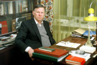 Василь Быков за рабочим столом (фотография из фондов Государственного музея истории белорусской литературы)