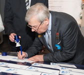Космонавт Александр Александров произвел памятное гашение  марки в Московском Планетарии