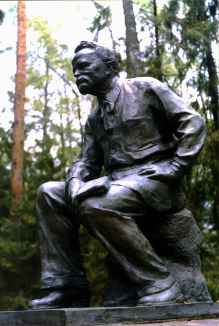 Памятник на могиле Н.А. Морозова. Скульптор Г. Мотовилов