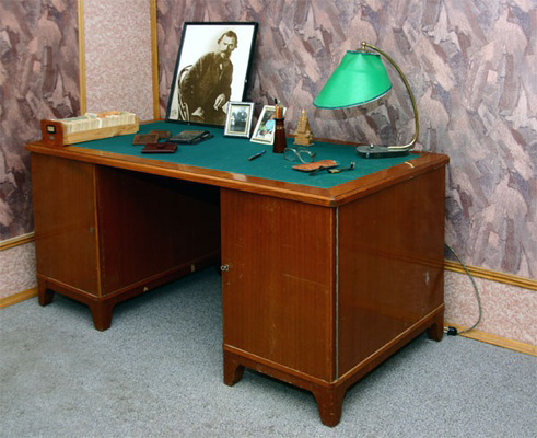 Письменный стол  К.Н. Ломунова, переданный в дар Музею Л.Н. Толстого в Казани