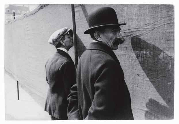  -. , , 1932  Henri Cartier-Bresson / Magnum Photos, Courtesy Foundation HCB