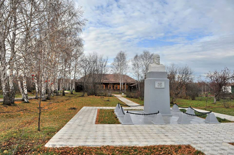 Памятник С.Т. Аксакову на территории усадьбы