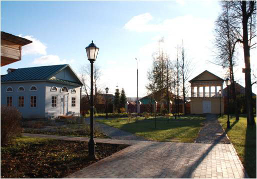 Вид парка музея с двумя беседками - голубой (зимний домик) и двухэтажной
