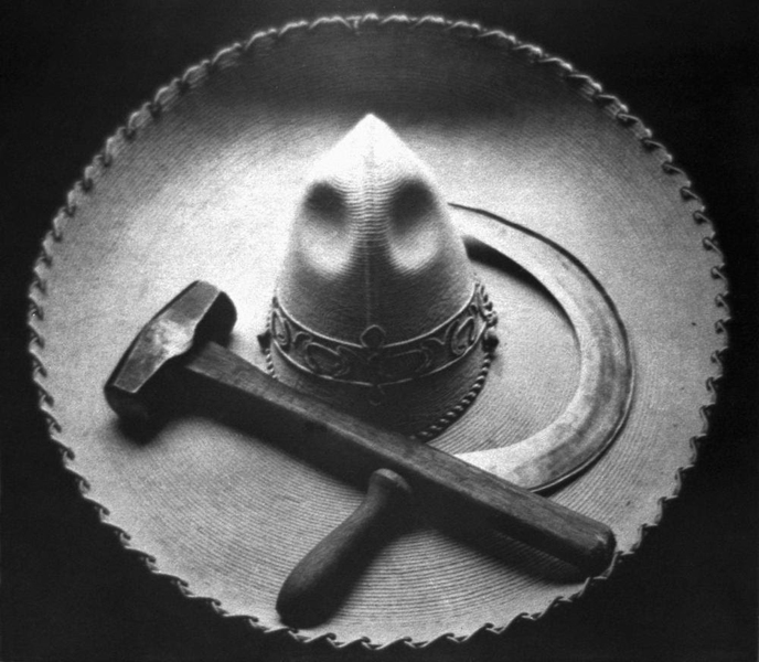  .  ,   .  / Tina Modotti. Sombrero with hammer and sickle. Mexico city (1927)