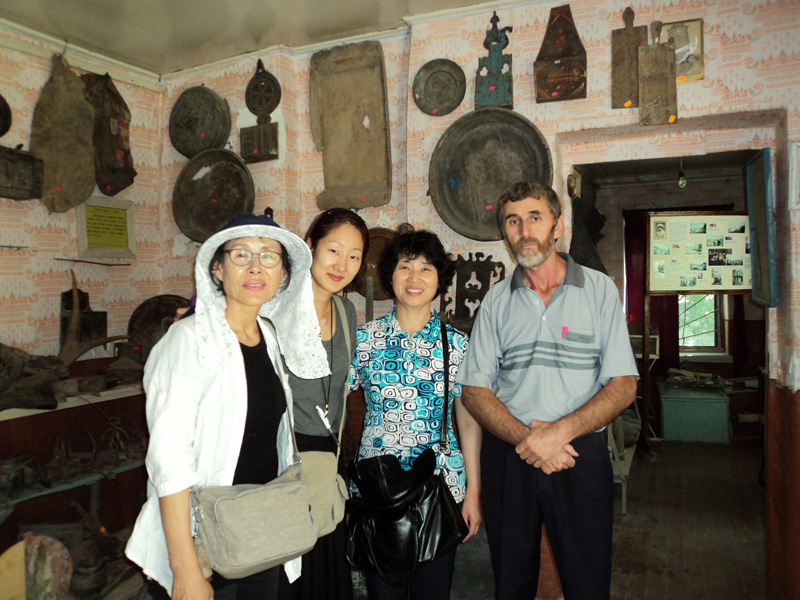 Гости из Южной Кореи в экспозиции музея
