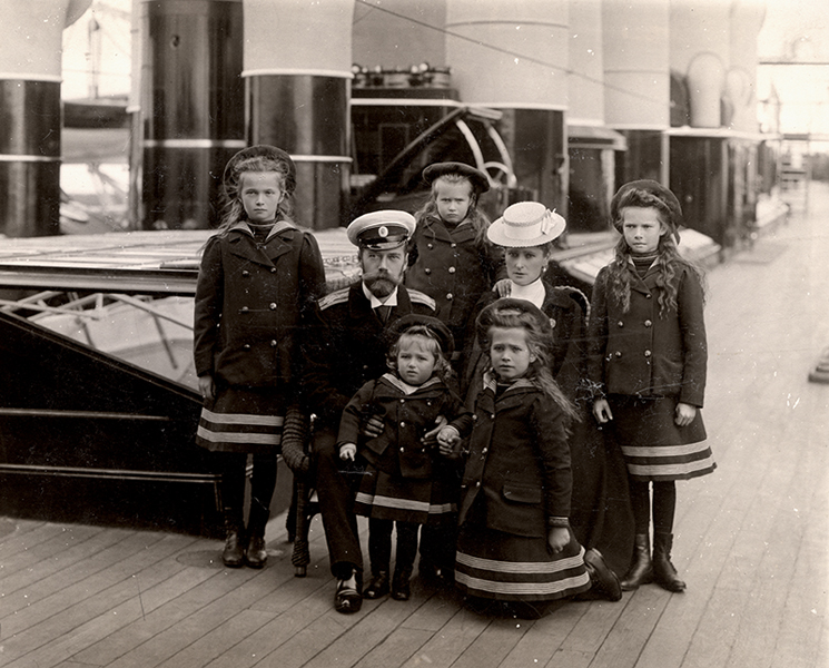 Император Николай II с семьей на борту яхты «Штандарт». 1906 год. ГА РФ