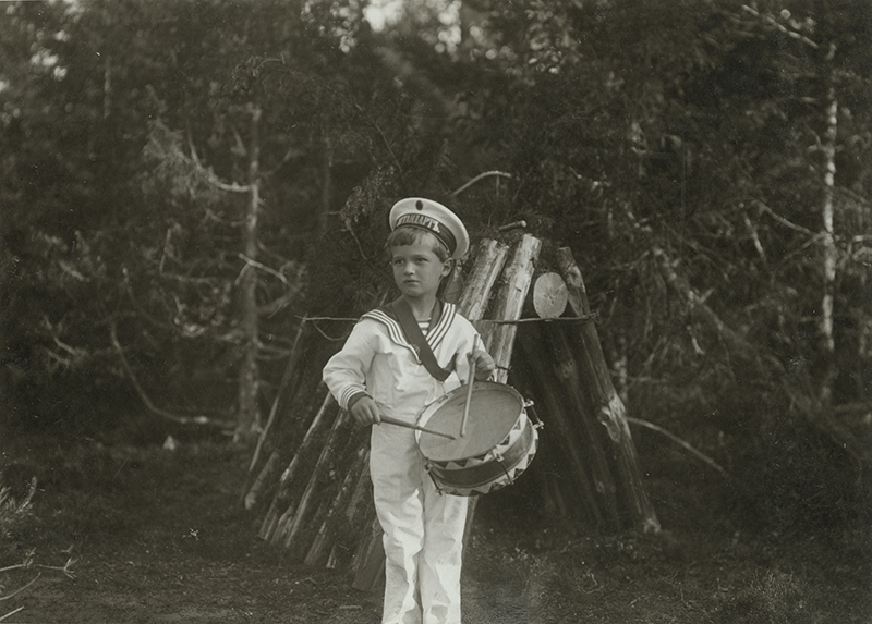 Наследник цесаревич Алексей с барабаном. 1909 год. ГА РФ