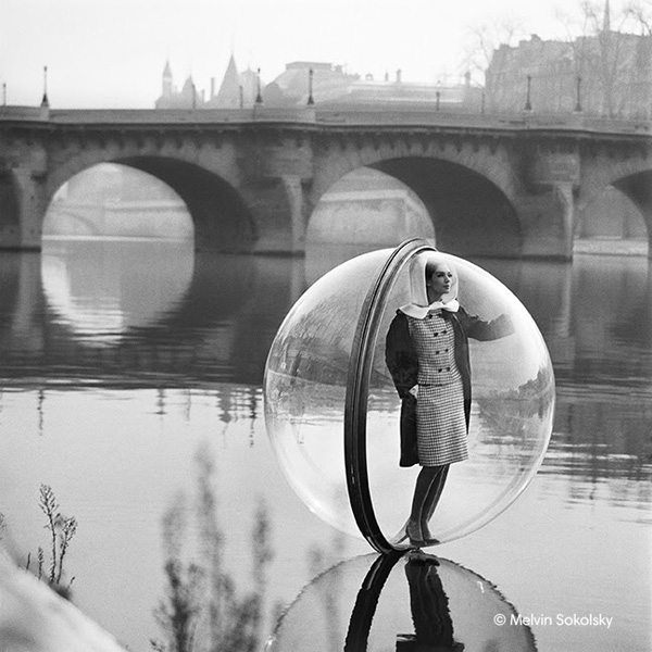 Bubble on Seine, 1963. Archival Pigment Print. 76 x 76 cm  Melvin Sokolsky