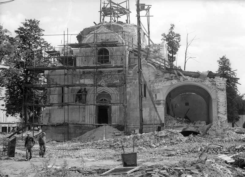 Реставрация западного фасада Спасского собора Андроникова монастыря, разбор поздних пристроек. 1959 год. Фото предоставлено ЦНРПМ.