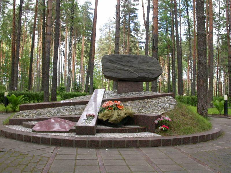 Российская часть мемориального комплекса. Памятный знак