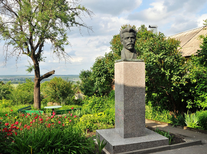Памятник М.Б. Грекову на территории Дома-музея