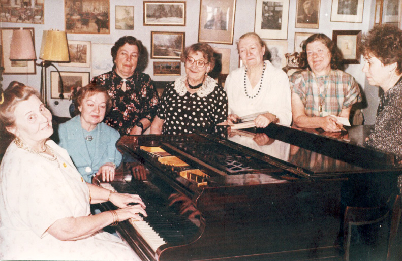 Сотрудники музея 26.05.1989. За роялем Н.С.Сванидзе, 2-я слева стоит М.Э. Риттих