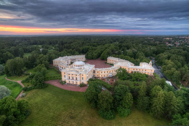 Вид на Павловский дворец и парк. Фото: Андрей Корочкин