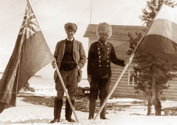Представитель Великобритании Дюкен и офицер инженерных войск России А.И.Панов. 1916