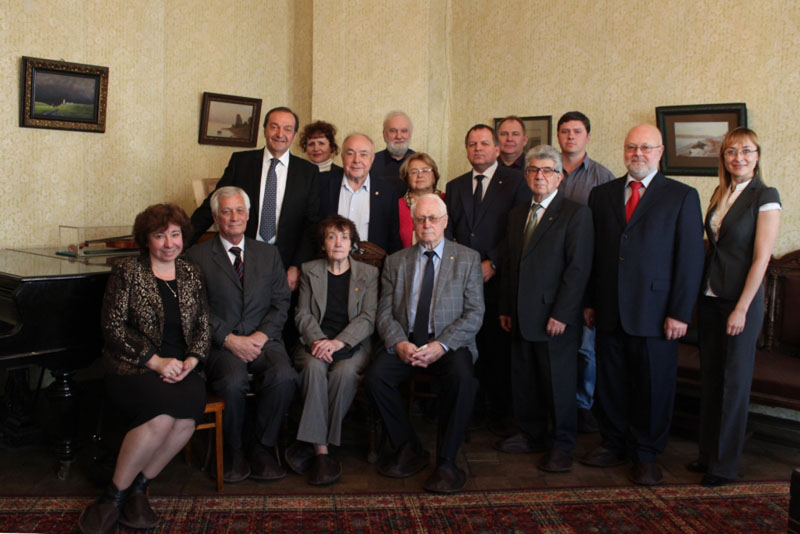 Группа ученых химиков в музее по случаю вручения Международной Арбузовской премии. 2013 г.