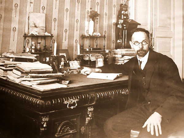 А.Е. Арбузов за письменным столом в гостиной. 1920-е гг.