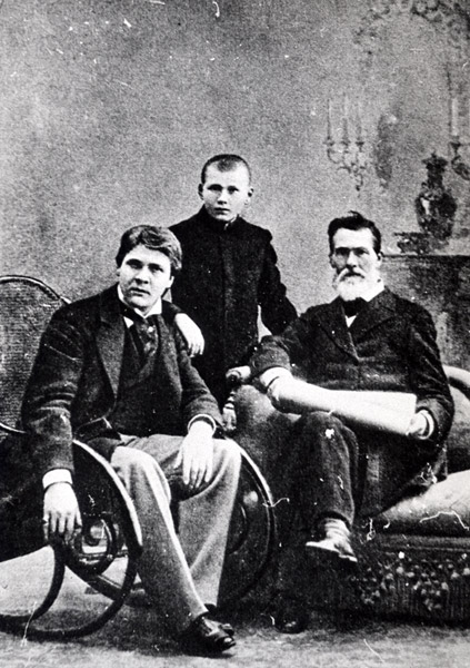 Ф.И.Шаляпин с отцом и братом Василием, конец 1890х гг.