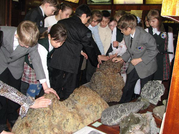 Школьники на экскурсии в музее