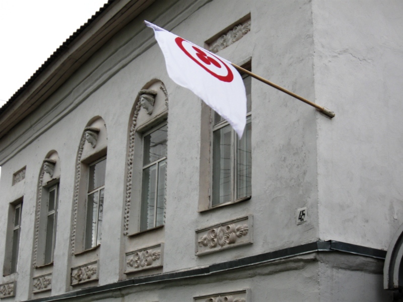 Знамя Мира над даниловской картинной галереей