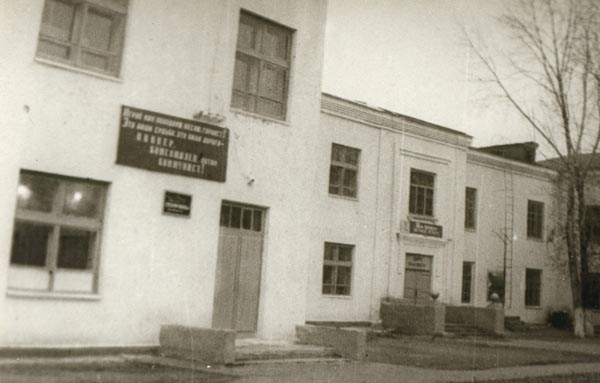 Здание бывшей школы N1. В правом крыле здания расположен музей