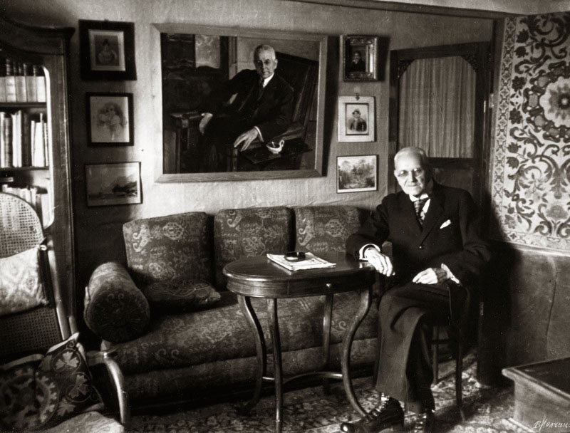 Н.И. Тютчев в собственном кабинете. 1948 г. Фотография В. Молчанова