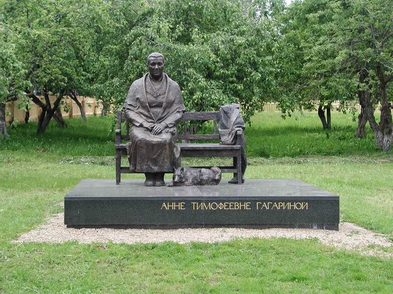 Памятник А.Т. Гагариной - матери первого космонавта