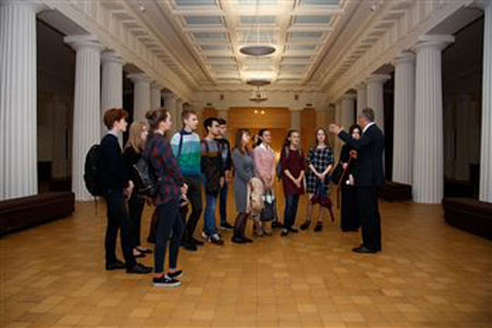 Экскурсию по зданию Большого зала Московской консерватории проводит директор музея Стадниченко В.М.