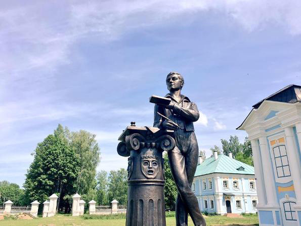 Памятник юному Грибоедову