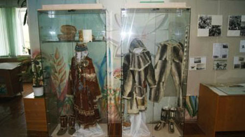 Фрагмент экспозиции: слева - праздничная корякская кухлянка, справа - костюм из рыбьей кожи